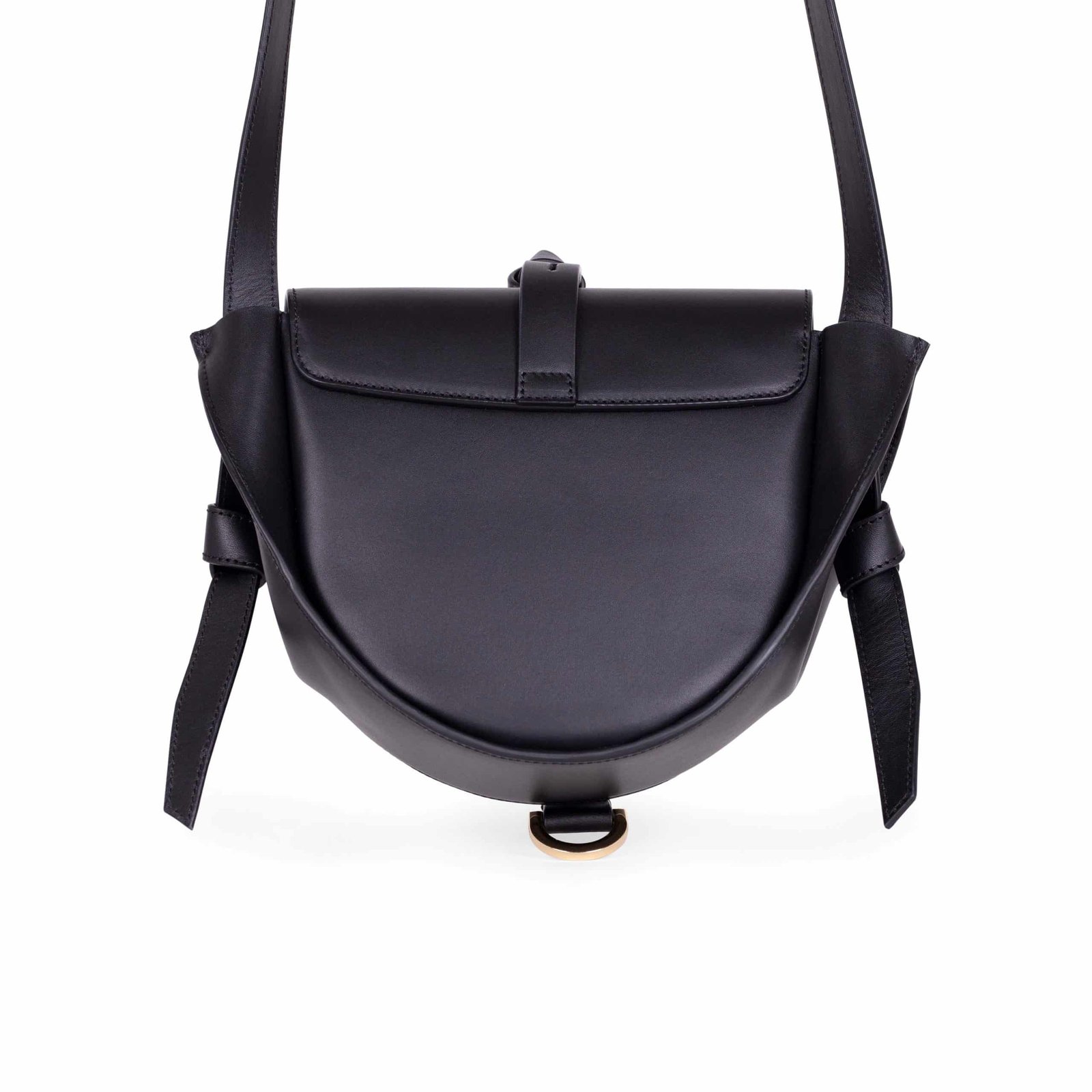 Vista trasera del bolso Lauburu en color negro, con solapa lisa y cierre superior en tira, acompañado de una anilla metálica dorada en la parte inferior