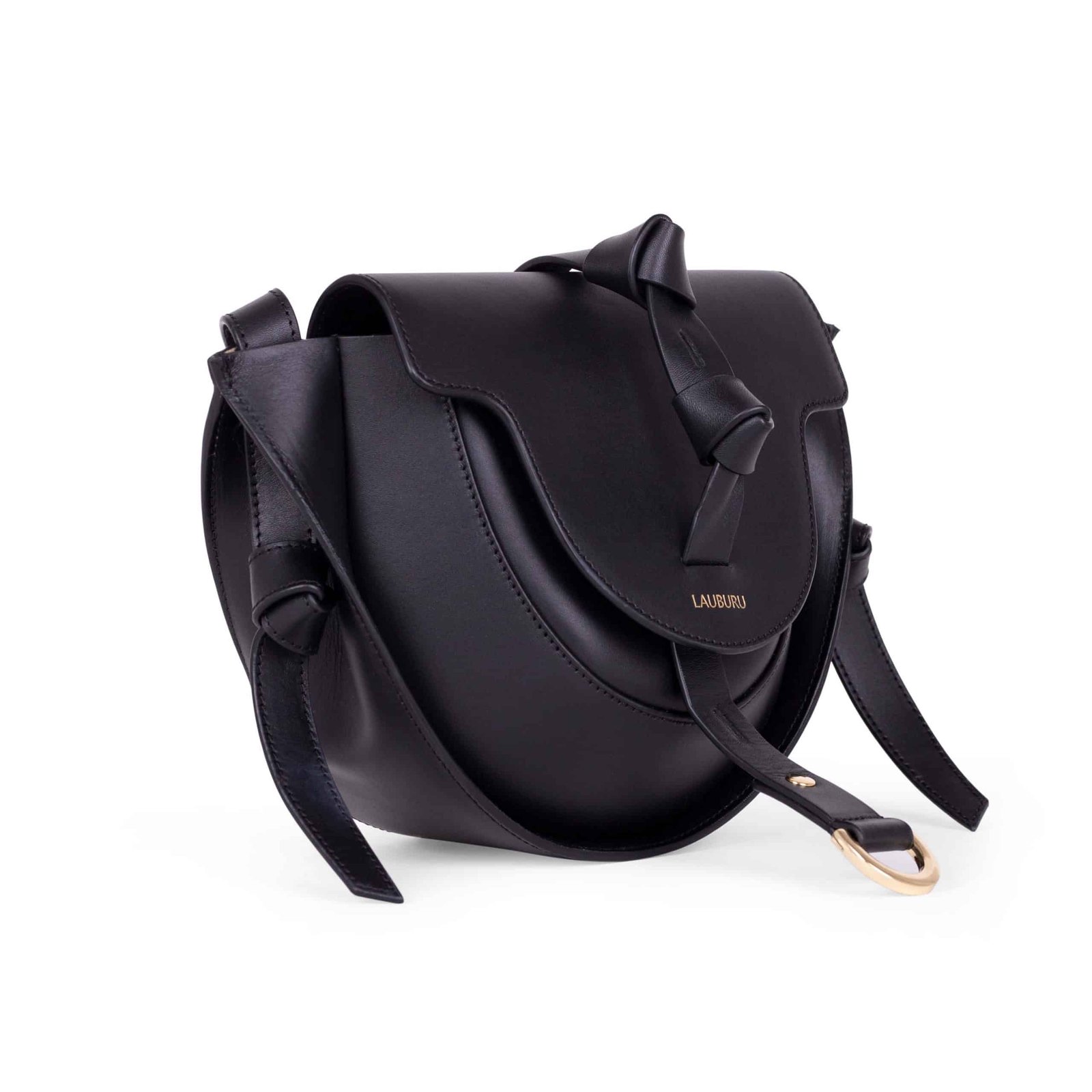 Bolso Lauburu en color negro visto en perspectiva lateral, con diseño estructurado, cierre con doble nudo frontal y herraje metálico dorado en la correa