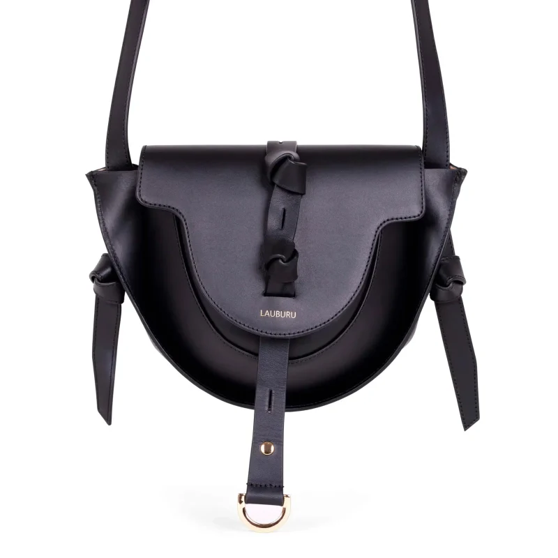 Bolso Lauburu en cuero negro con diseño sofisticado y elegante. Cuenta con correa ajustable, cierre de nudo decorativo y detalles metálicos en dorado