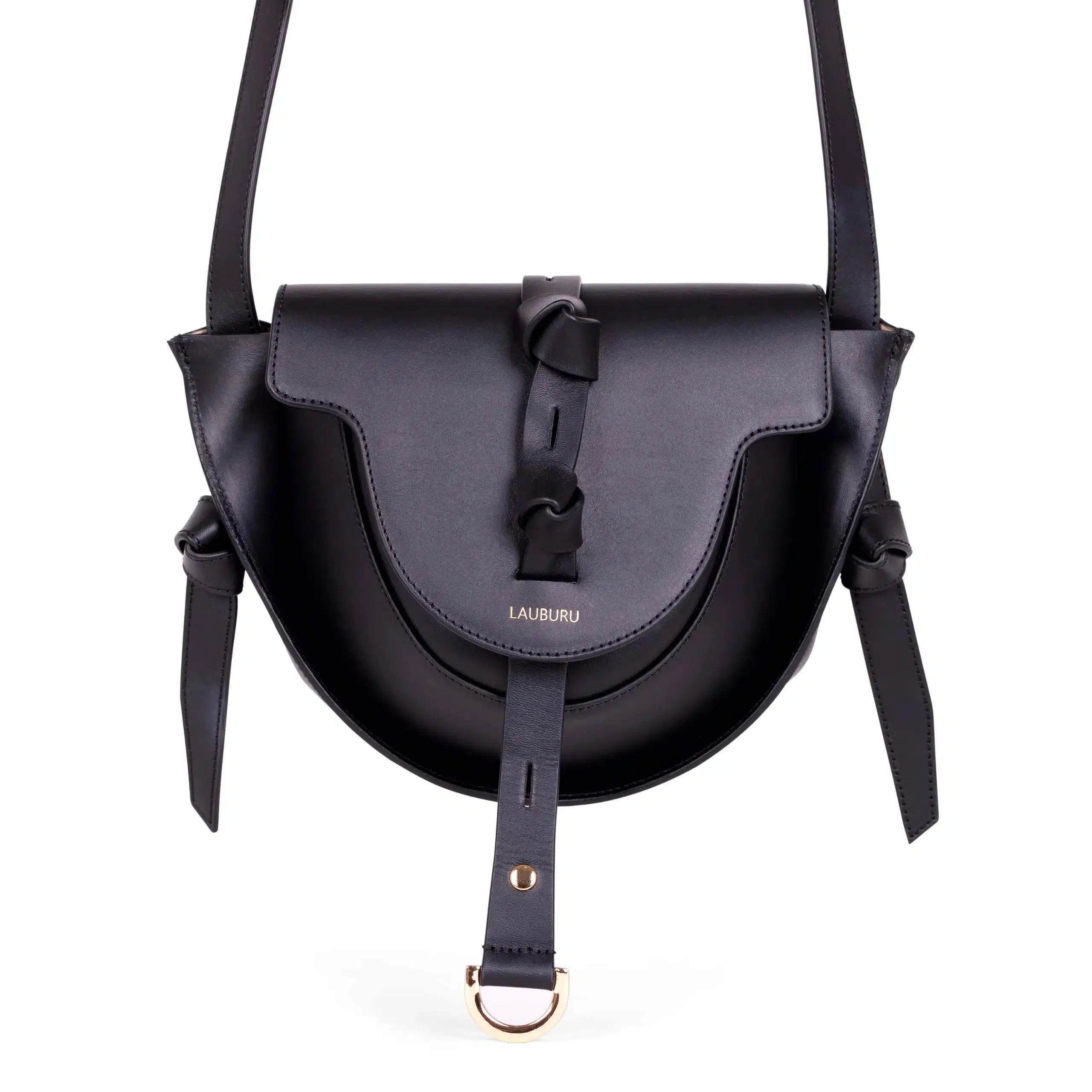 Bolso Lauburu en cuero negro con diseño sofisticado y elegante. Cuenta con correa ajustable, cierre de nudo decorativo y detalles metálicos en dorado