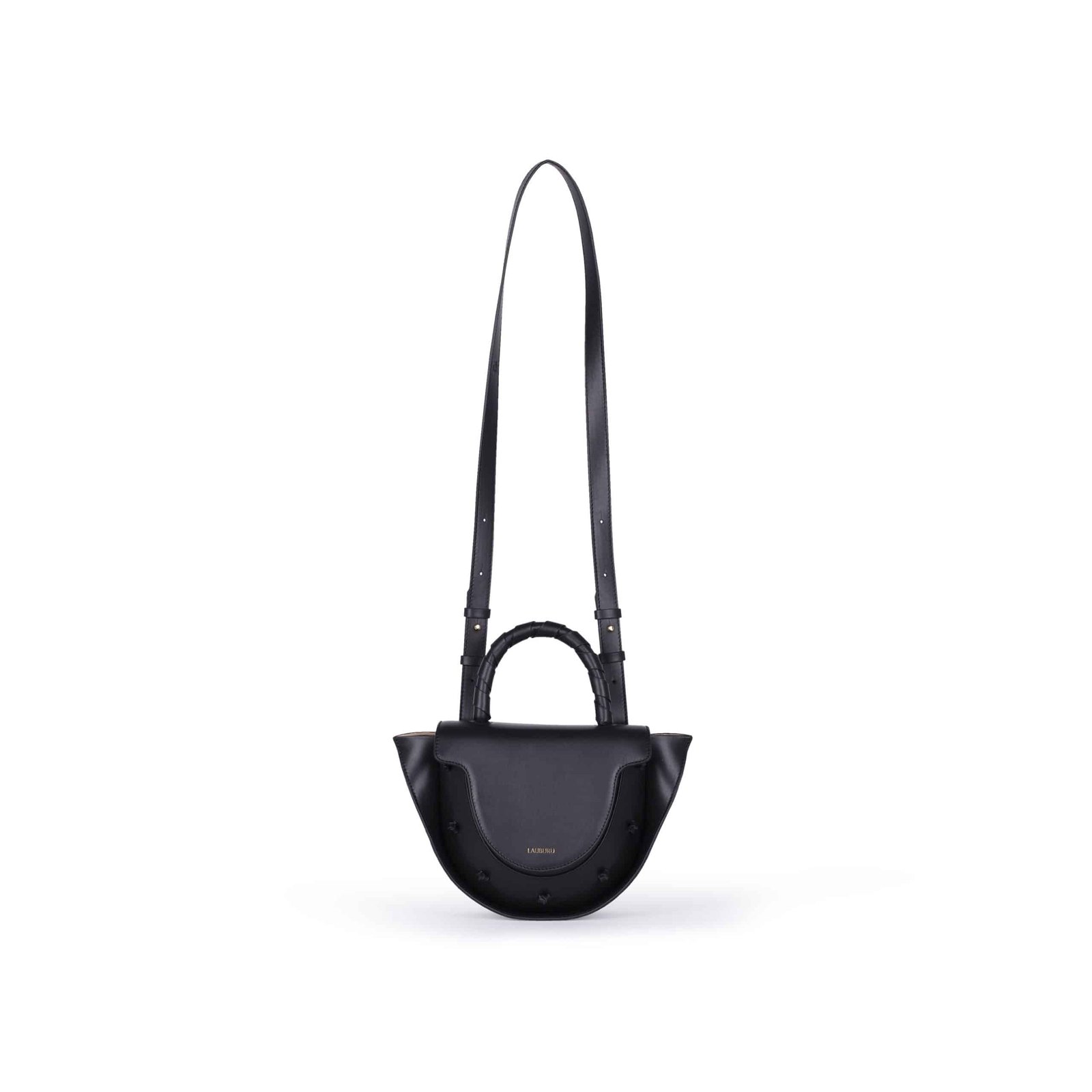 Bolso Lauburu en piel negra con asa trenzada y correa ajustable. Diseño estructurado con detalles de nudos y herrajes dorados. Un accesorio elegante y versátil para cualquier ocasión