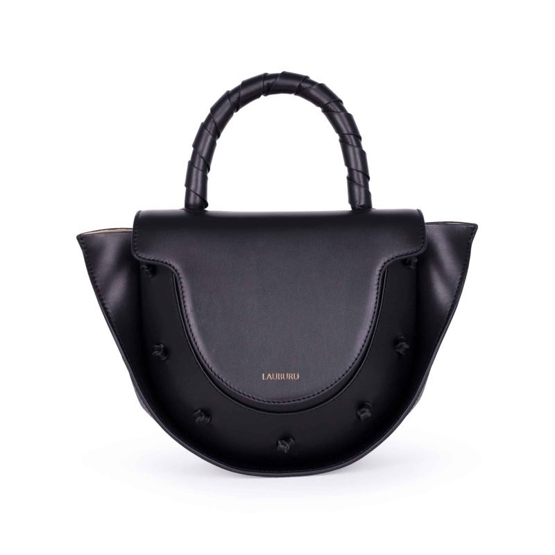 Bolso Lauburu en color negro con asa trenzada y detalles de nudos en relieve. Diseño elegante y estructurado en piel con logotipo dorado, ideal para un estilo sofisticado