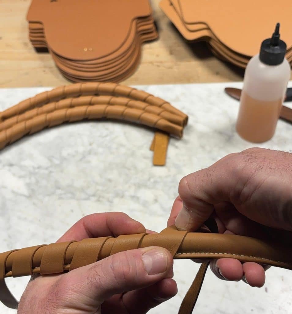 manos sobre el cuerno de trabajando la marroquinería