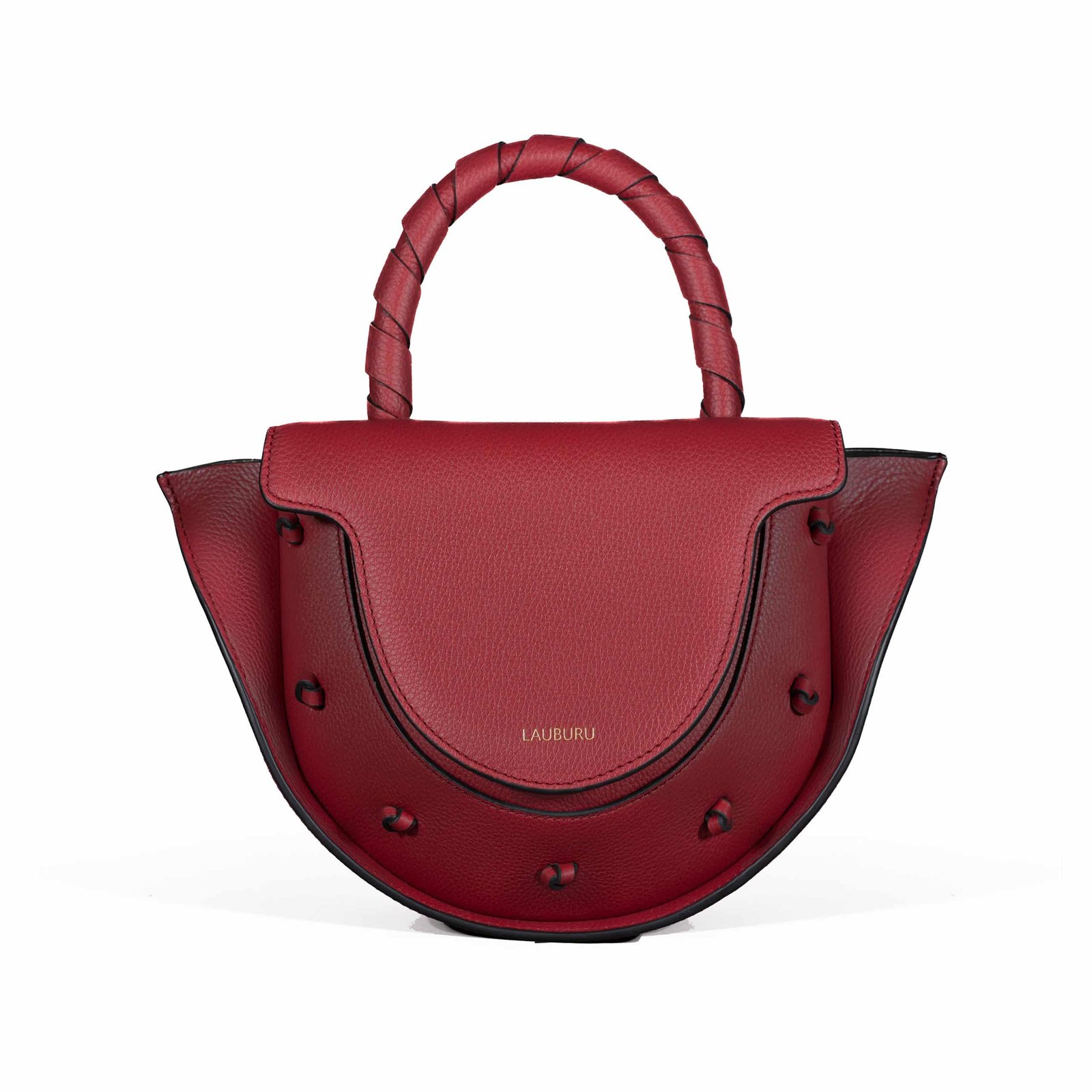 Bolso de piel burdeos Lauburu con asa trenzada y solapa estructurada. Diseño elegante con detalles anudados en contraste y logo grabado en dorado, ideal para un estilo sofisticado y exclusivo.