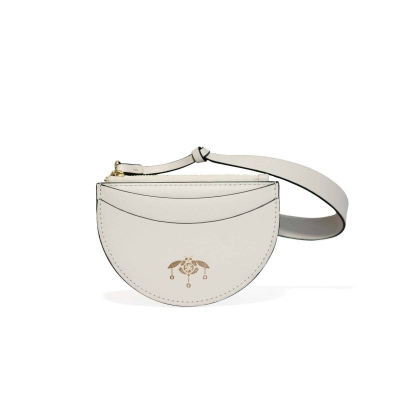 Tarjetero de piel blanco Viviana con logo Lauburu grabado en dorado. Diseño semicircular con costuras decorativas y correa ajustable, ideal para llevar tarjetas con elegancia y estilo minimalista.