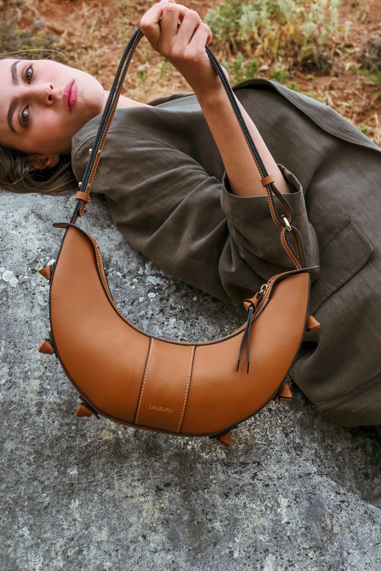 Bolso Epona Camel con Correa ajustable - Imagen 7
