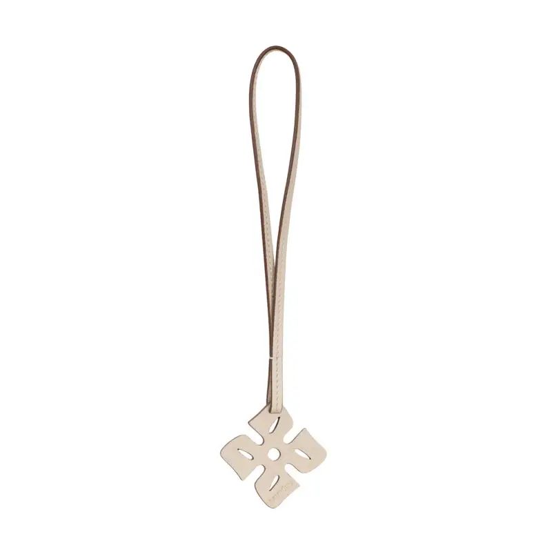 Charm Lau Crema en piel